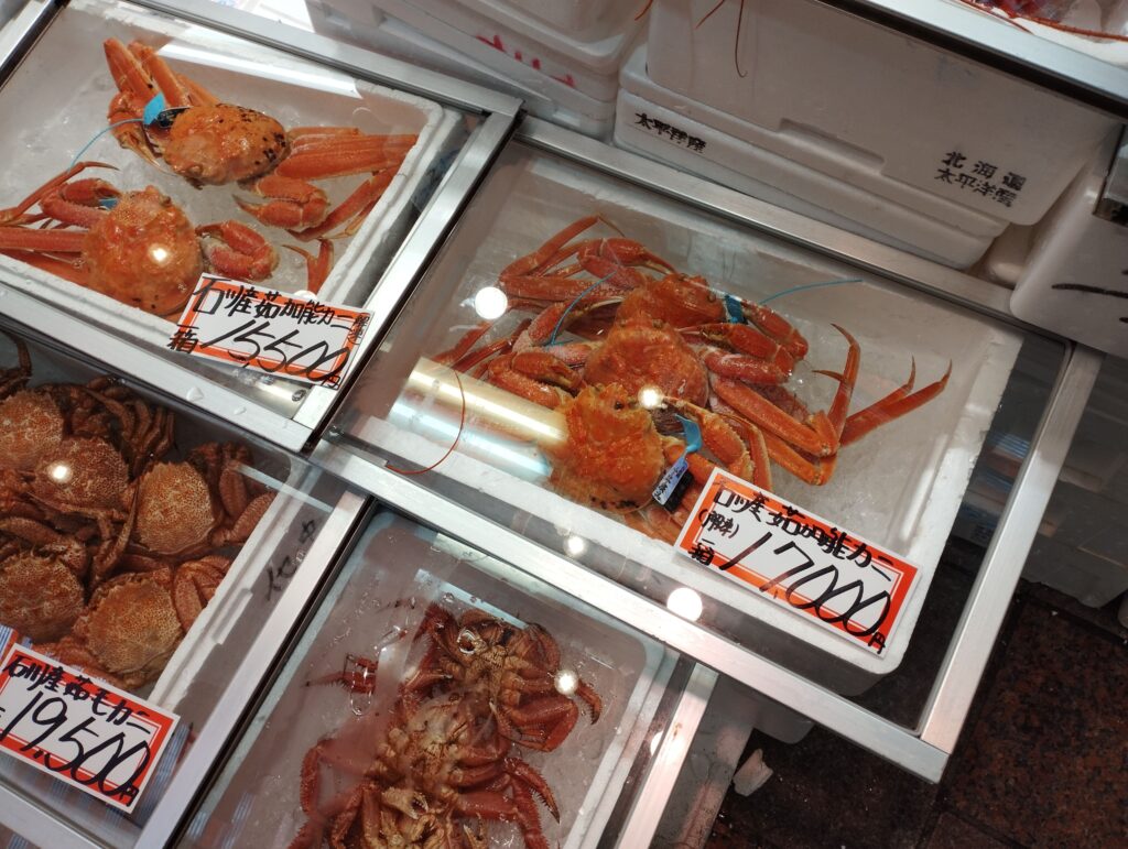 市場でケースに入ったズワイガニ